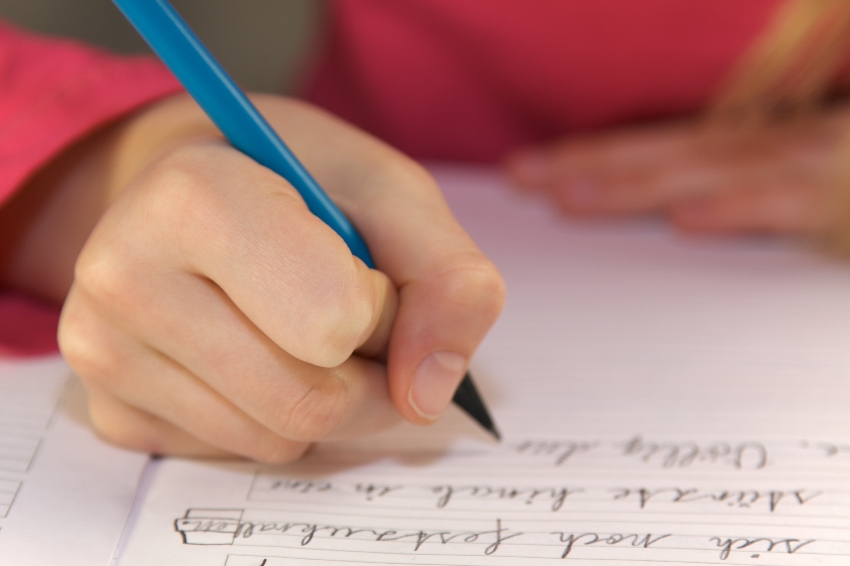 Kind beim schreiben üben