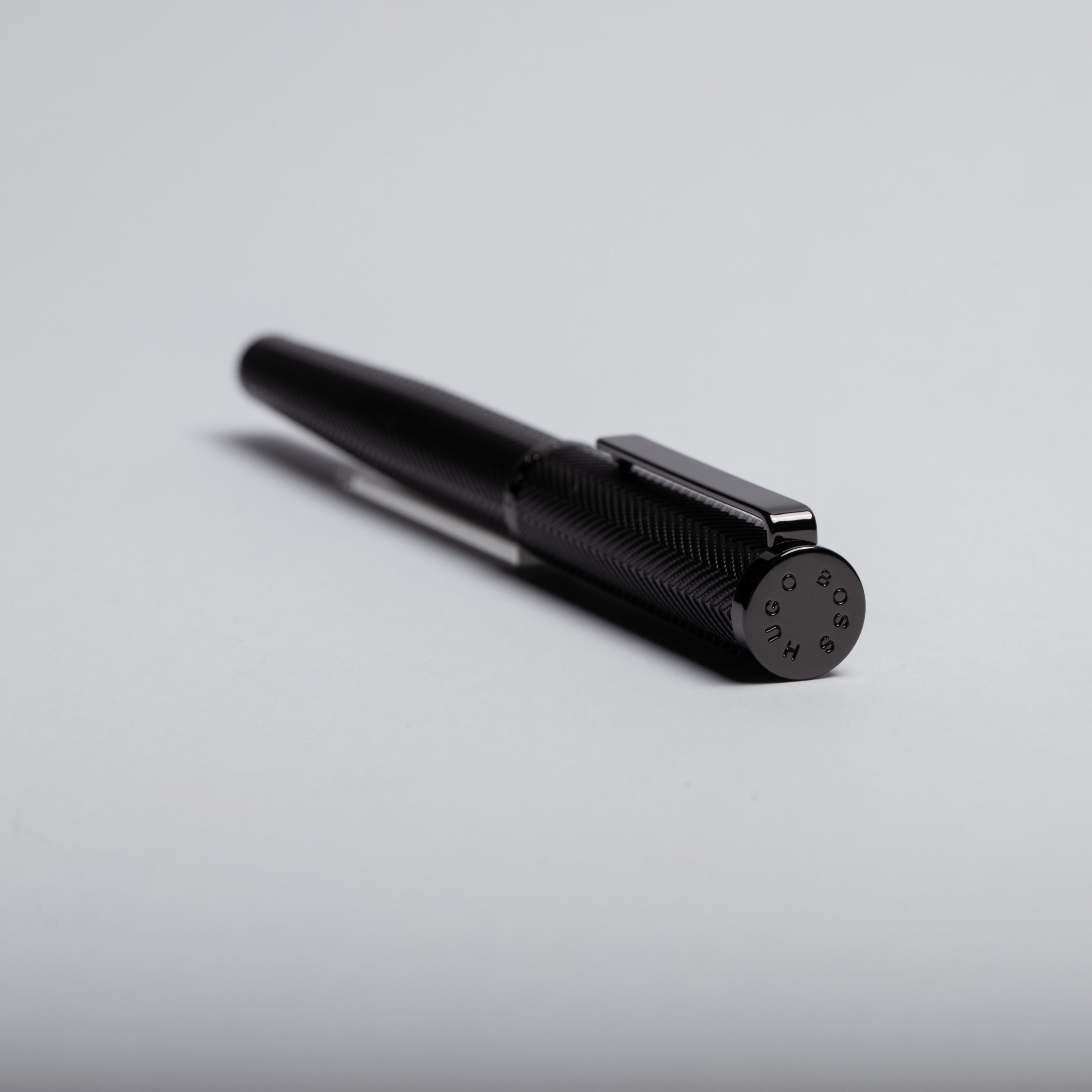 HSI1062D_Z2-1 Hugo Boss Füllfederhalter Formation Herringbone Gun