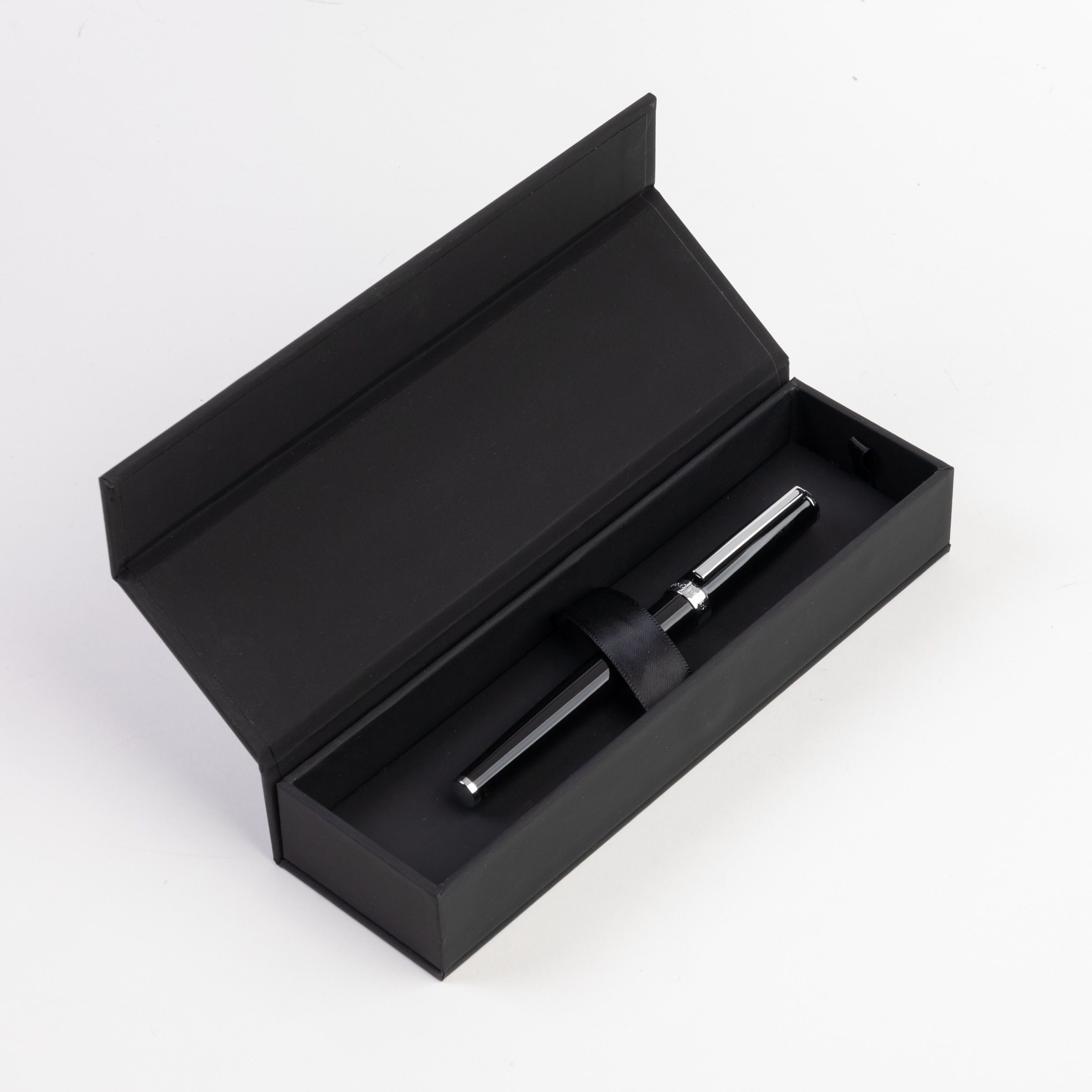 HSN2542A_E2-1 Hugo Boss Fountain Pen Gear Icon Black