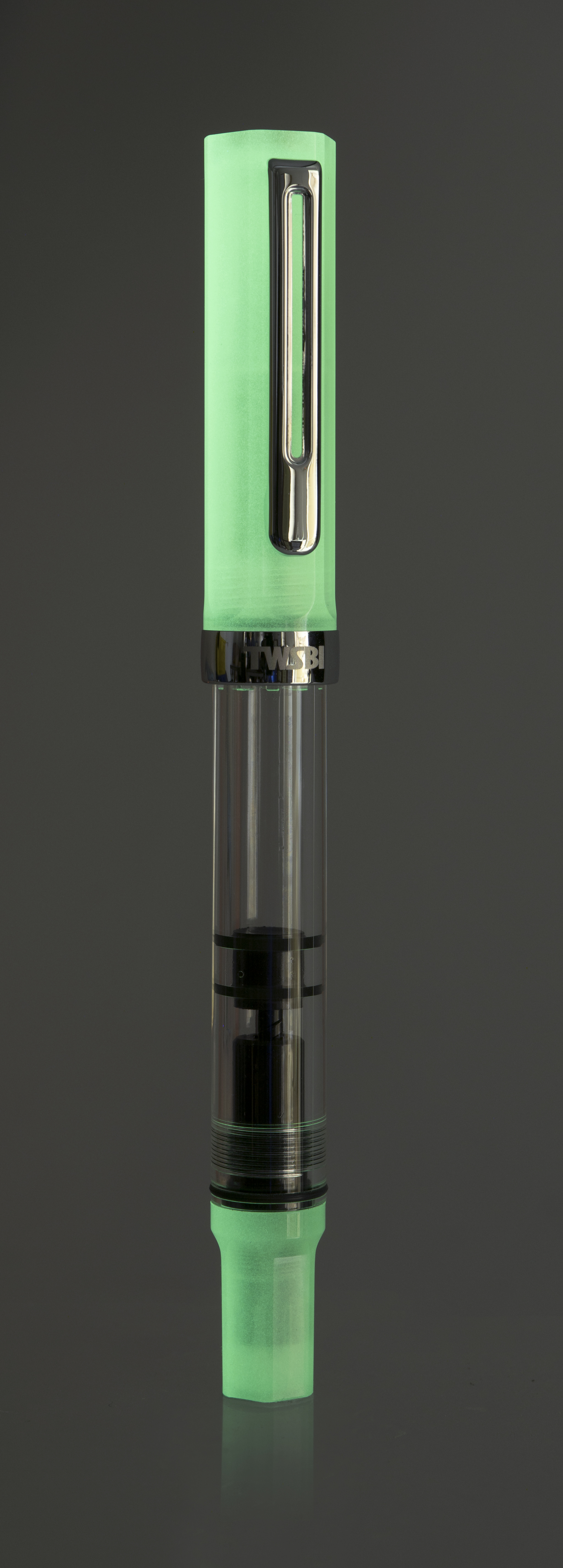 ECO-Glow-GreenvOAZeelSrMyHr TWSBI ECO Kolbenfüllhalter Glow Green