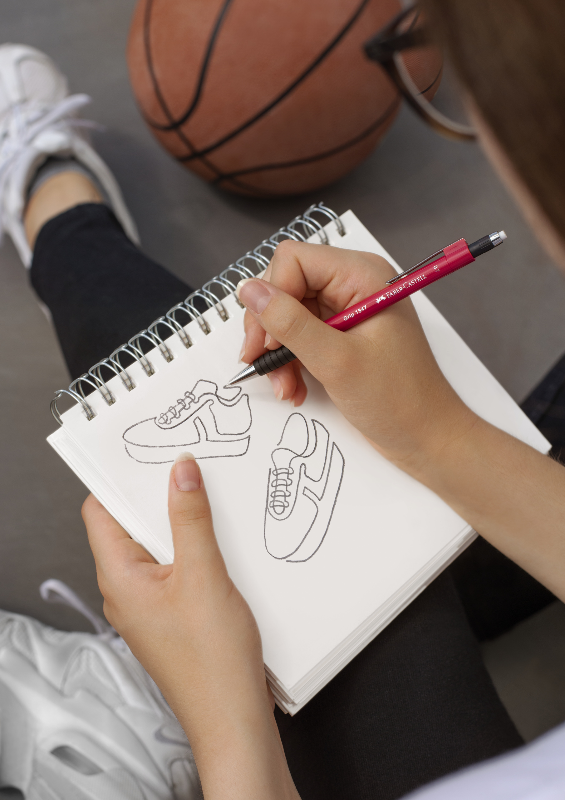 134725-Grip-1347-red-sneakers_High-Res_75231 Faber-Castell 134726 - Druckbleistift Grip 1347, Stärke: 0.7 mm, rot