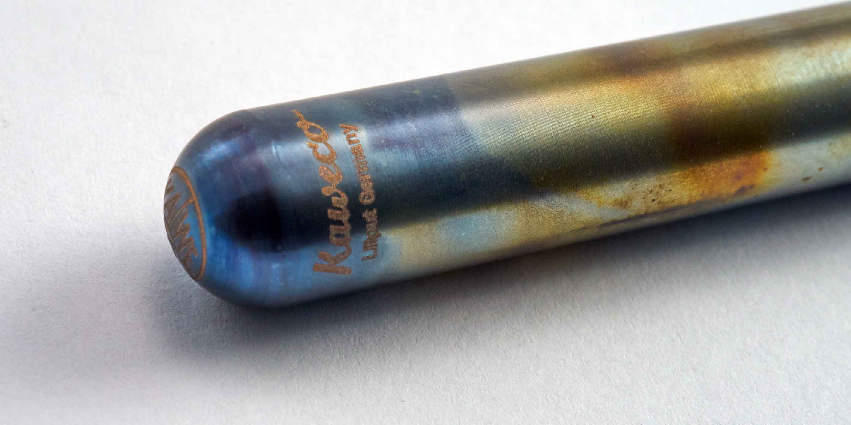 Fireblue-Details00522 Kaweco LILIPUT Füllhalter Fireblue Detail Gravur auf der Kappe